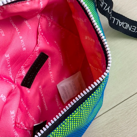 Kendal and Kyle front pouch purse. Like green and royal blue never been used - Picture 6 of 6